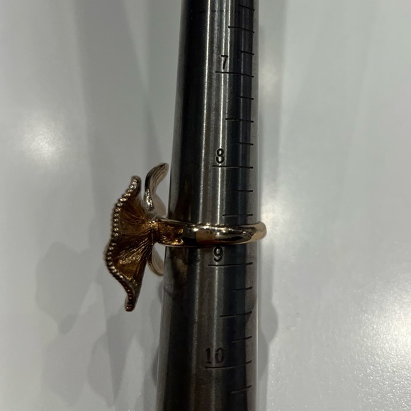 Gold Bow Shape Ring Size 8 3/4 - Picture 5 of 5